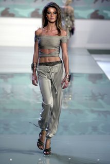 Gisele Bündchen feet photo thumbnail