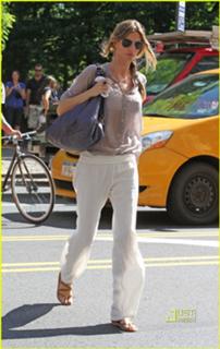 Gisele Bündchen feet photo thumbnail