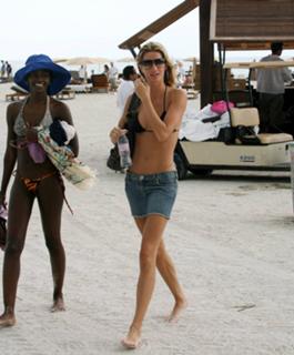 Gisele Bündchen feet photo thumbnail