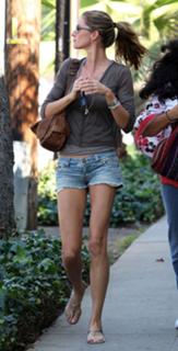 Gisele Bündchen feet photo thumbnail