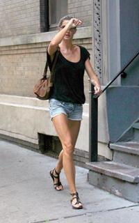 Gisele Bündchen feet photo thumbnail