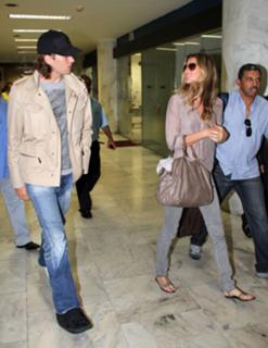 Gisele Bündchen feet photo thumbnail