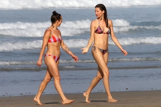Gisele Bündchen feet photo thumbnail