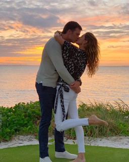 Gisele Bündchen feet photo thumbnail