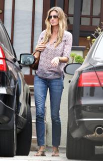 Gisele Bündchen feet photo thumbnail