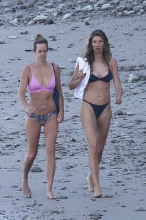 Gisele Bündchen feet photo thumbnail