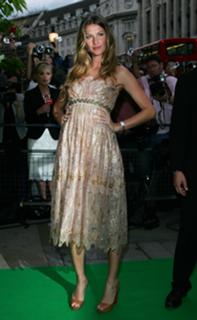 Gisele Bündchen feet photo thumbnail