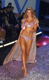 Gisele Bündchen feet photo thumbnail
