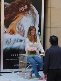 Gisele Bündchen feet photo thumbnail