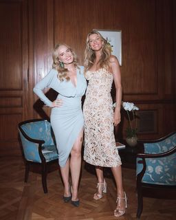 Gisele Bündchen feet photo thumbnail
