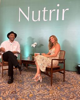 Gisele Bündchen feet photo thumbnail