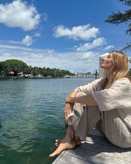 Gisele Bündchen feet photo thumbnail