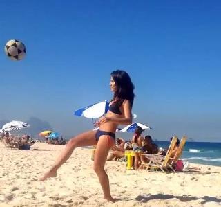 Giulia Buscacio feet photo thumbnail