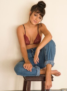 Giulia Buscacio feet photo thumbnail