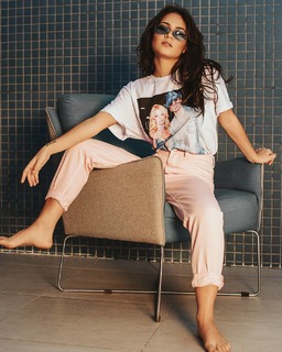 Giulia Buscacio feet photo thumbnail