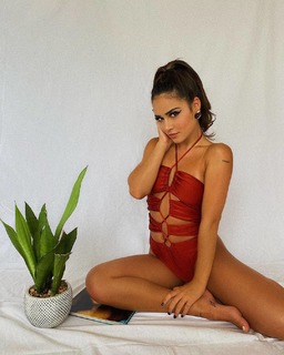 Giulia Buscacio feet photo thumbnail