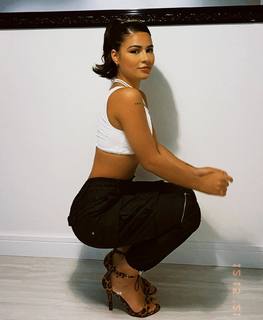 Giulia Buscacio feet photo thumbnail