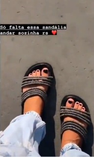Giulia Buscacio feet photo thumbnail
