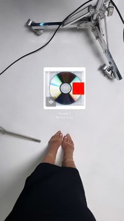 Giulia Buscacio feet photo thumbnail