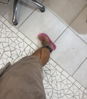 Giulia Buscacio feet photo thumbnail