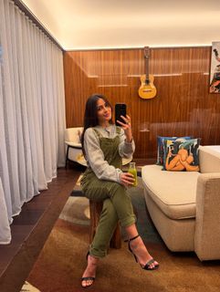 Giulia Buscacio feet photo thumbnail