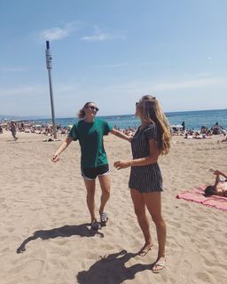 Giulia Gwinn feet photo thumbnail