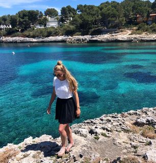 Giulia Gwinn feet photo thumbnail