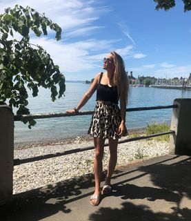 Giulia Gwinn feet photo thumbnail