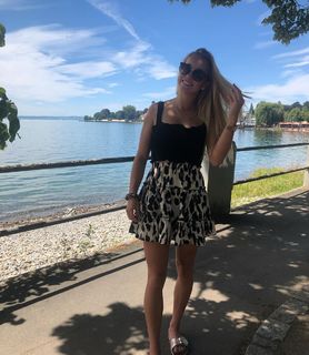 Giulia Gwinn feet photo thumbnail