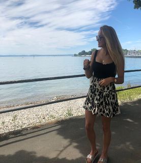 Giulia Gwinn feet photo thumbnail