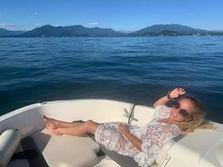 Giulia Gwinn feet photo thumbnail