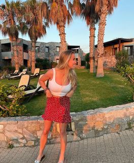 Giulia Gwinn feet photo thumbnail