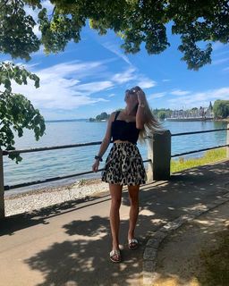 Giulia Gwinn feet photo thumbnail