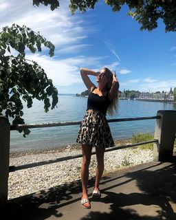 Giulia Gwinn feet photo thumbnail