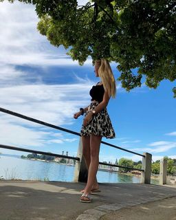 Giulia Gwinn feet photo thumbnail