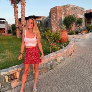 Giulia Gwinn feet photo thumbnail