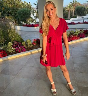 Giulia Gwinn feet photo thumbnail