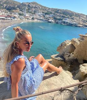 Giulia Gwinn feet photo thumbnail