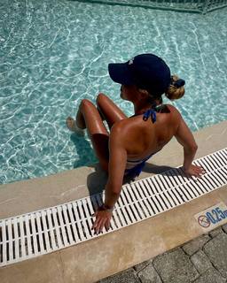 Giulia Gwinn feet photo thumbnail