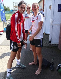 Giulia Gwinn feet photo thumbnail