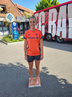 Giulia Gwinn feet photo thumbnail