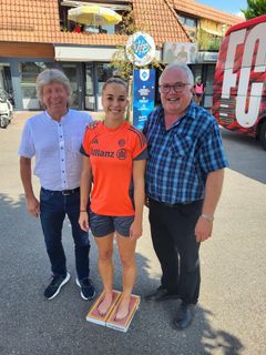 Giulia Gwinn feet photo thumbnail