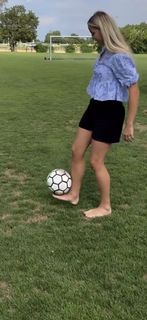Giulia Gwinn feet photo 1