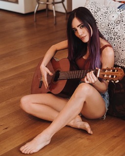 Giulia Penna feet photo thumbnail