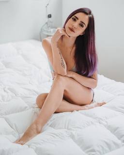 Giulia Penna feet photo thumbnail