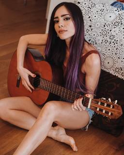 Giulia Penna feet photo thumbnail