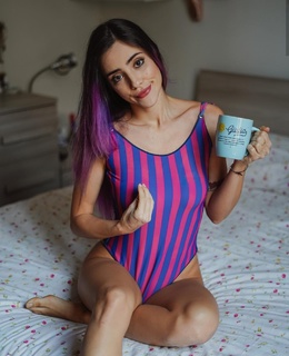 Giulia Penna feet photo thumbnail