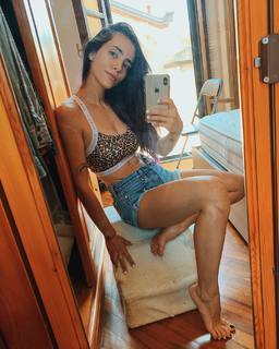 Giulia Penna feet photo thumbnail