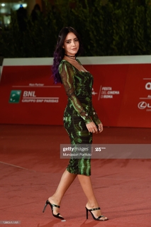 Giulia Penna feet photo thumbnail
