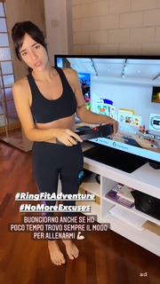 Giulia Penna feet photo thumbnail